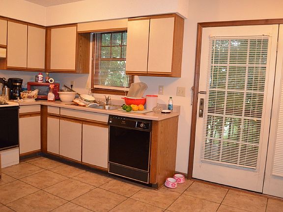 Large Eat-in Kitchen