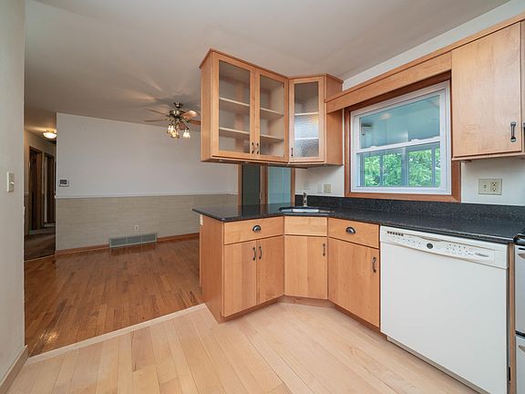 3rd image of 110 Sherwood Dr