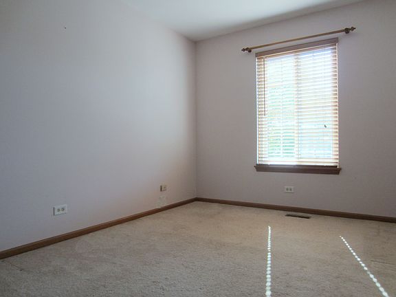 5th image of 79 Newbury Ln