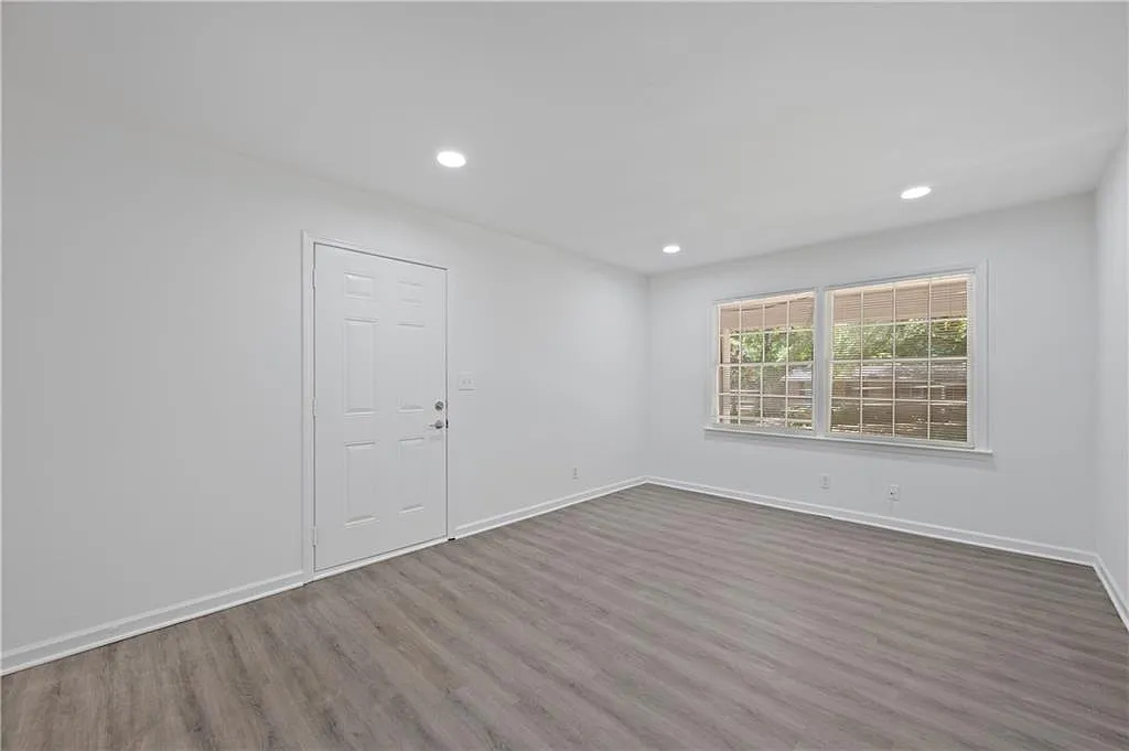 3 bed, 2.0 bath, 1300 sqft, $2,000 — Photo 4