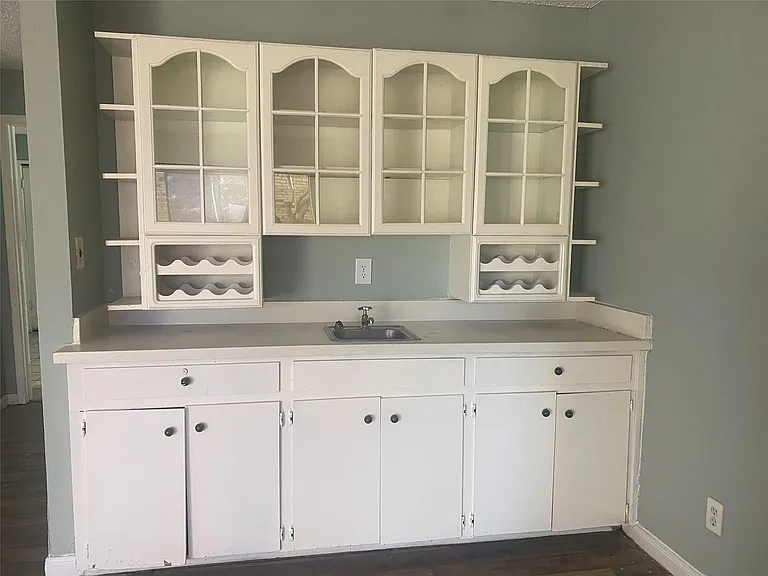 501 Towne House Ln — Photo 8