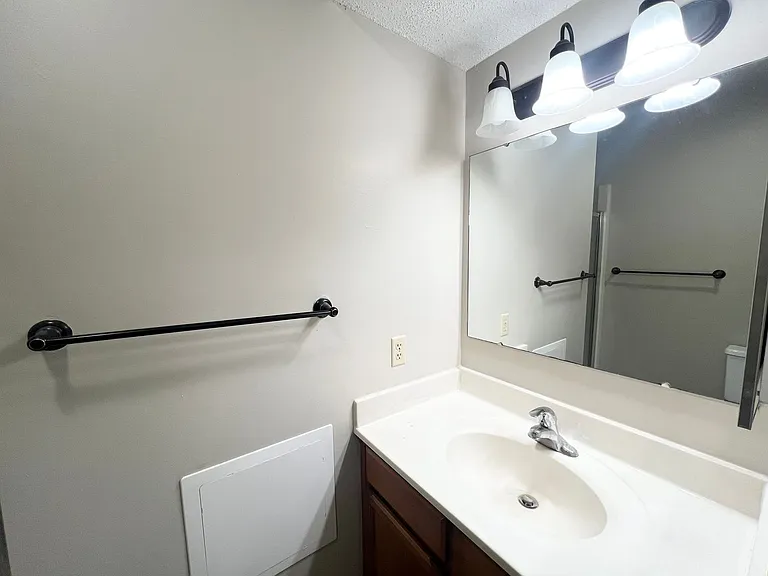 Oakridge Apartments — Photo 27