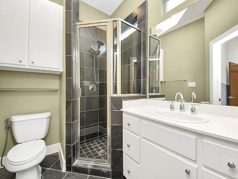 1610 Calumet St — Photo 14
