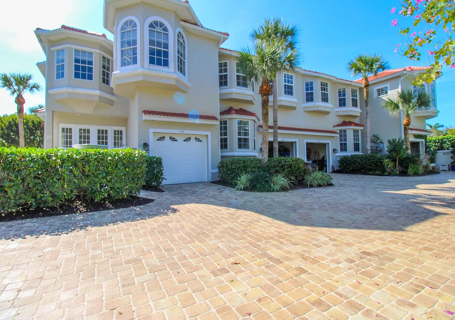Downtown Naples Seasonal Beautiful Villas Napoli Now Available — Photo 2