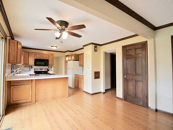 3rd image of 2595 New Lexington Dr