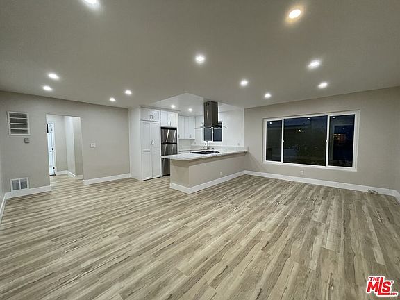 3rd image of 854 S Sherbourne Dr APT 3