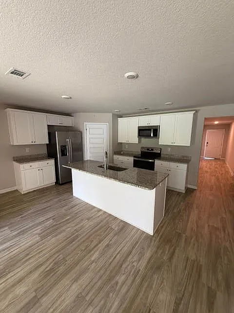 4 bed, 1800 sqft, $2,150 — Photo 4