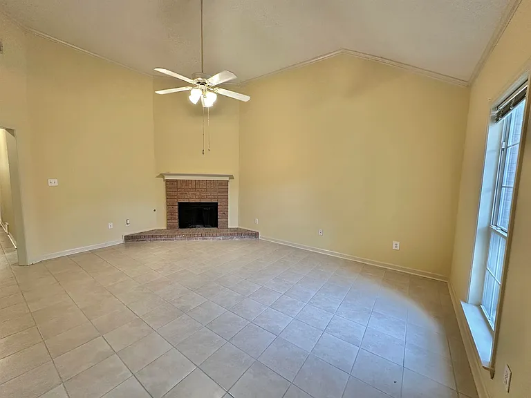 596 Ashley Glen Cir W — Photo 3