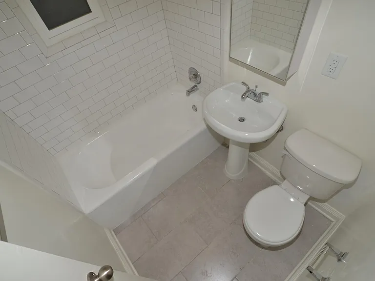 La Chandelle Apts...Charming building...Renovated Apartments Available...Hardwood Floors! — Photo 21
