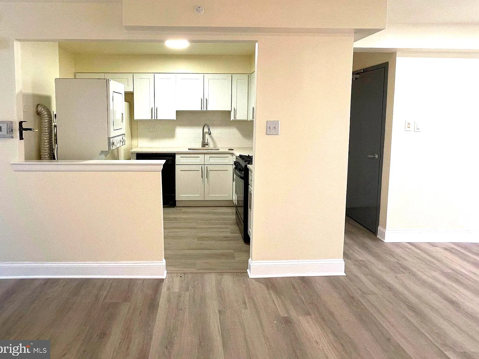 2 bed, 1.0 bath, 800 sqft, $1,600 — Photo 3