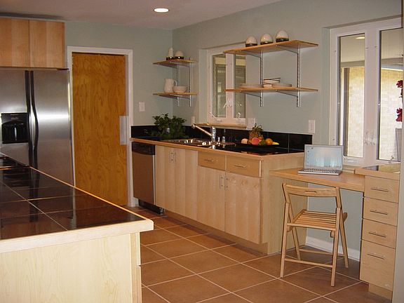 Maple cabinets, granite counters