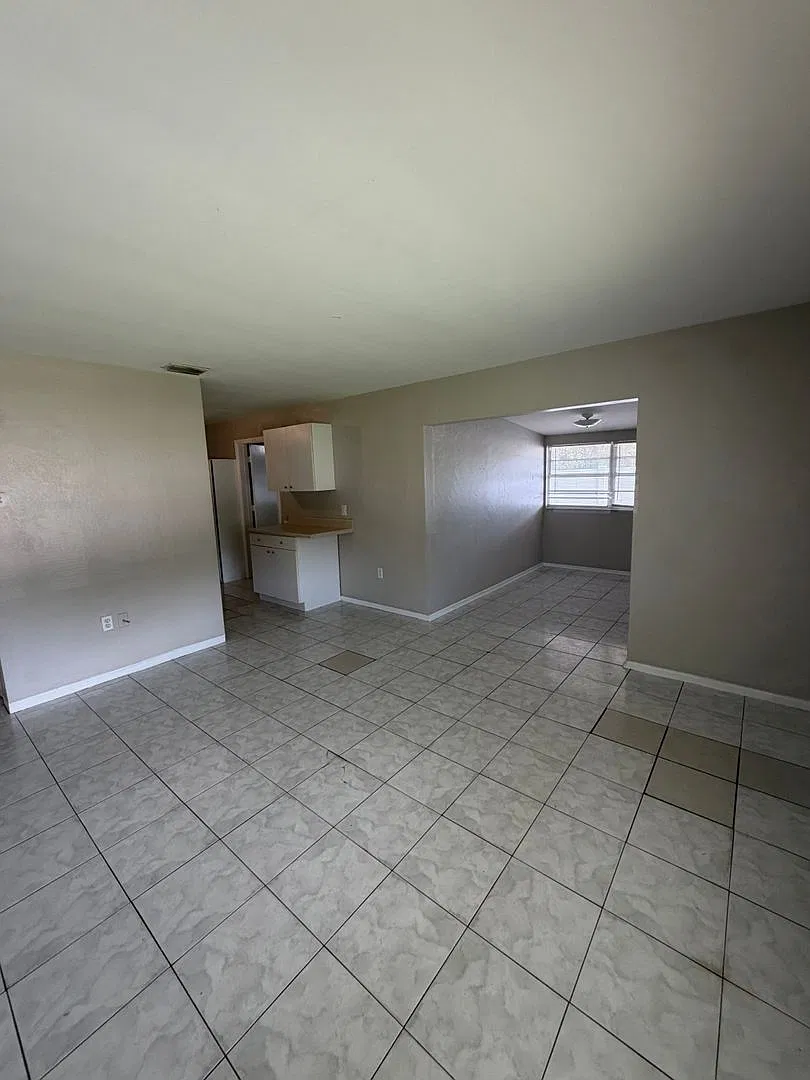 Charming 3-Bedroom Home in St. Petersburg! — Photo 3