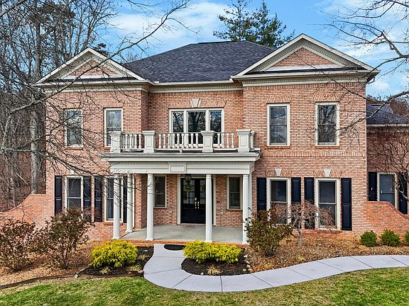 3rd image of 1054 Colonial Dr