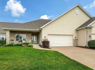 4034 Woodfield Dr, Bettendorf, IA 52722