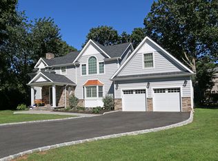 118 Village Rd, Roslyn Heights, NY 11577