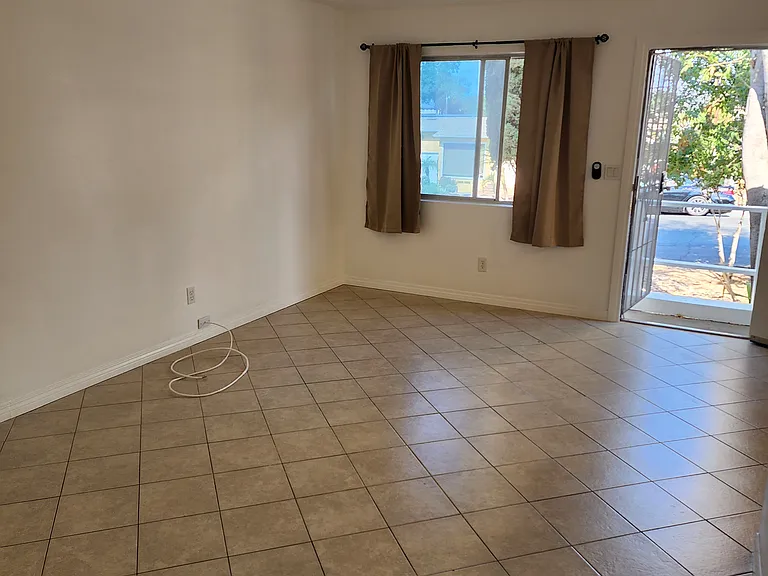 261 E Vermont Ave — Photo 13