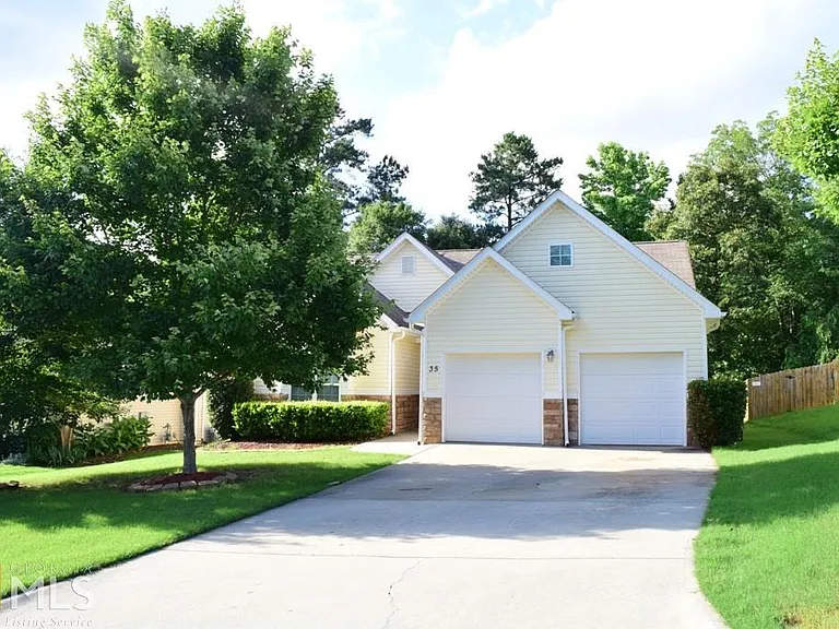 35 Bedford Park Dr — Photo 1