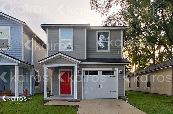 1335 Mull St — Photo 1