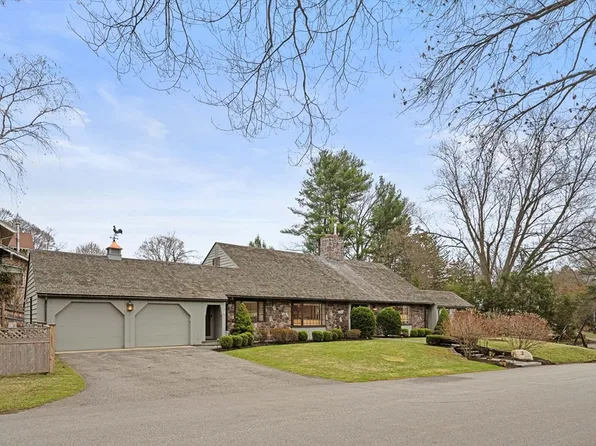 2 Edgewater Pl, Winchester, MA 01890