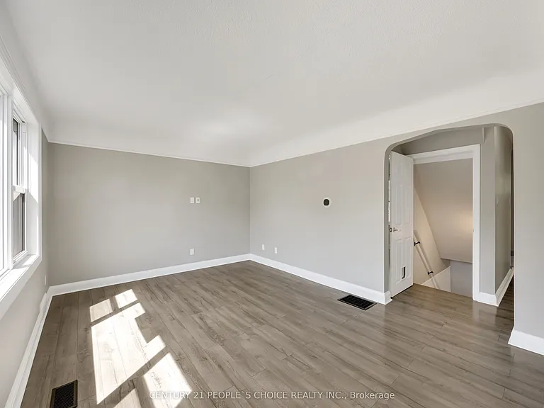 50 Columbia St W — Photo 7