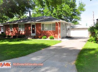 915 Hollywood Ave, Lincoln, NE 68504