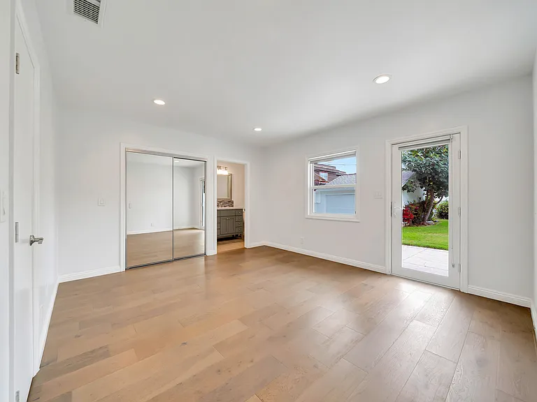 4833 Longridge Ave #1 — Photo 18