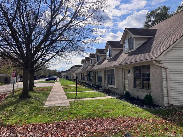 38531 Wellington Dr, Clinton Township, MI 48036