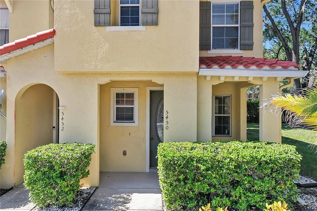 3 bed, 2.5 bath, 1595 sqft, $1,995 — Photo 2