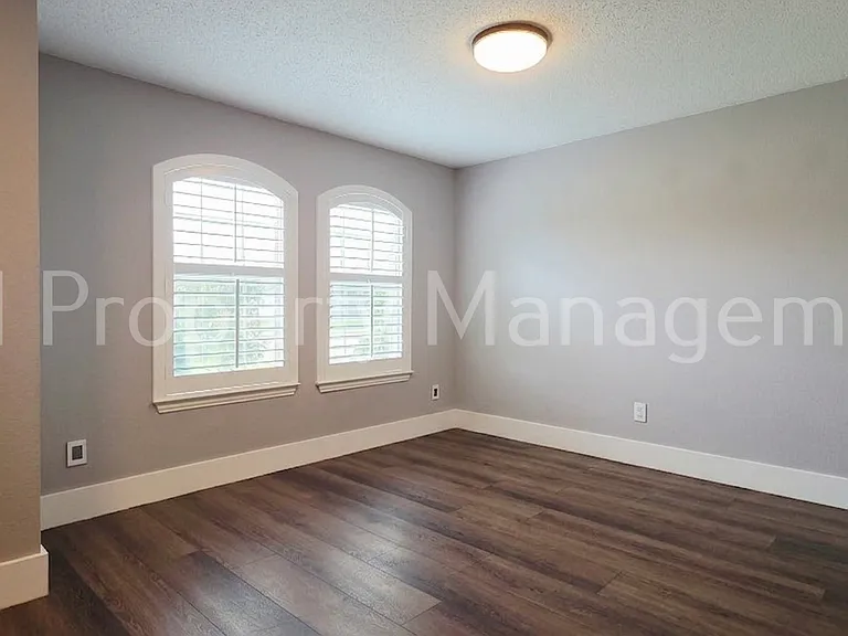 5004 Evergreen Dr — Photo 15