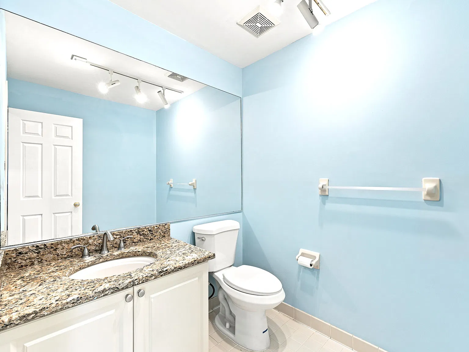 3 bed, 2400 sqft, $3,700 — Photo 4