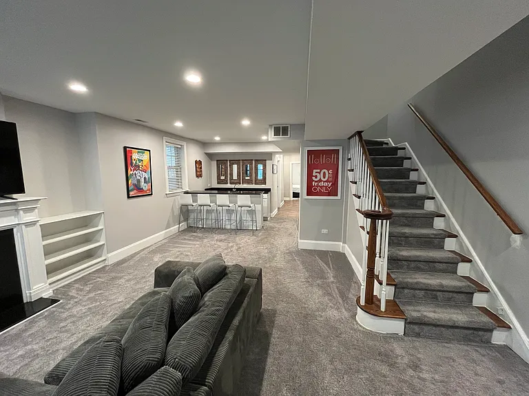 2242 W Melrose St — Photo 15