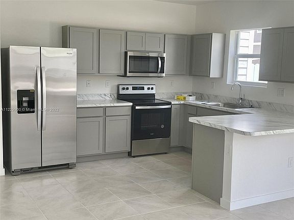 2nd image of 906 SE 17th Ct #0