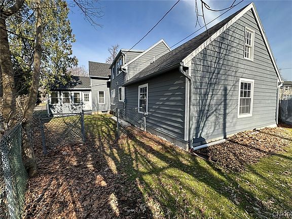 3rd image of 100 Sherbourne Rd