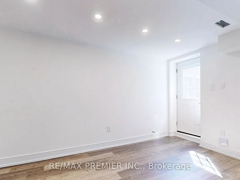 208 McRoberts Ave W #LOWER — Photo 10