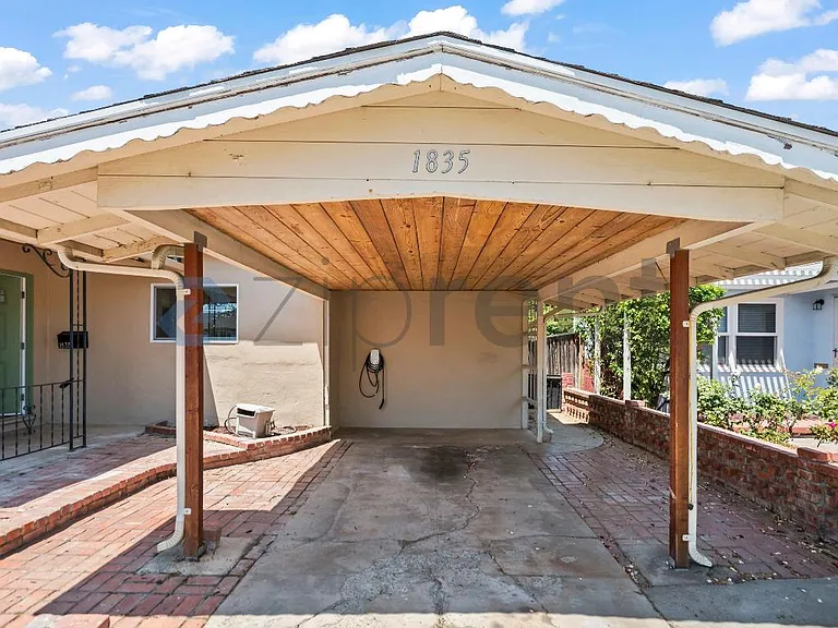 1835 Catherine St — Photo 3