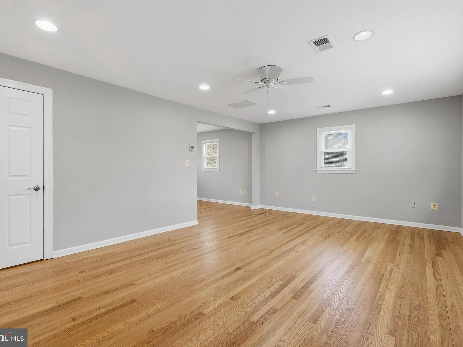 4 bed, 3.0 bath, 1092 sqft, $3,200 — Photo 2