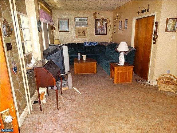 3rd image of 7016 Oxford Ave