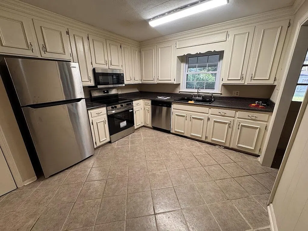 3 bed, 2.0 bath, 1583 sqft, $1,900 — Photo 4