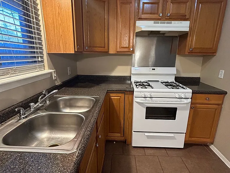 7208 Creekside Dr #D — Photo 4