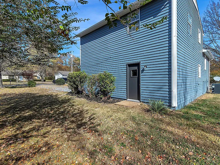 124 Grenadier Dr — Photo 22