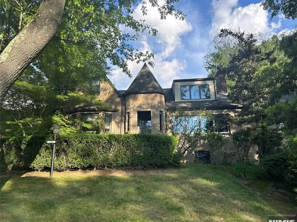 656 N Forest Dr, Teaneck, NJ 07666