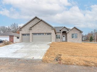1 Skelton Dr, Bella Vista, AR 72715