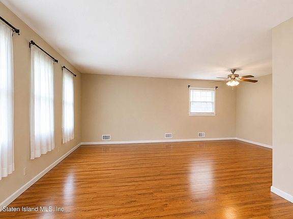 5th image of 75 Archwood Ave