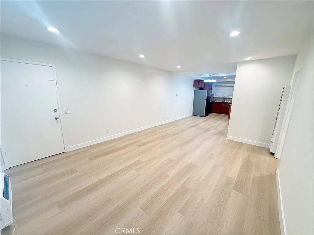 2 bed, 850 sqft, $3,195 — Photo 2
