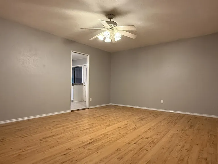 949 Middle Cove Dr — Photo 5