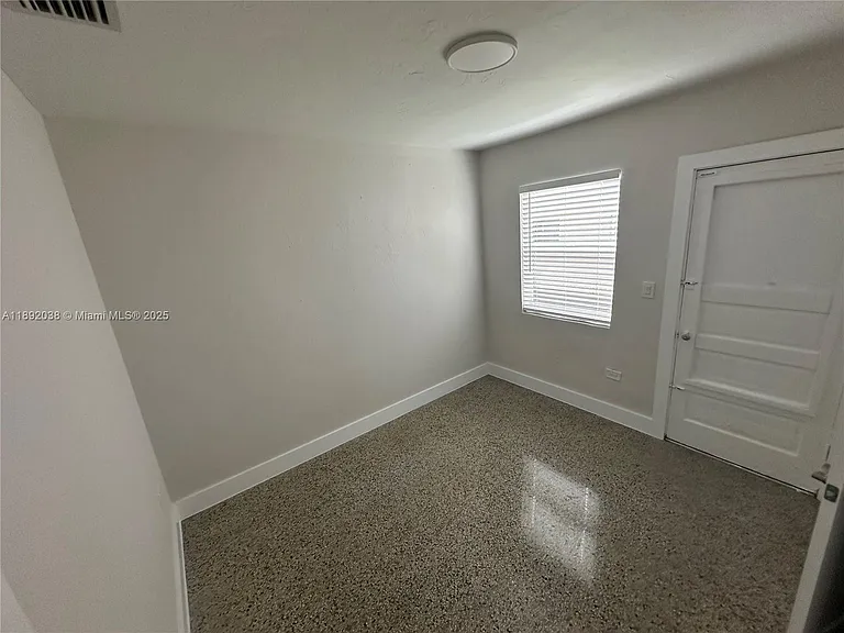211 SW 18th Ave #2 — Photo 6