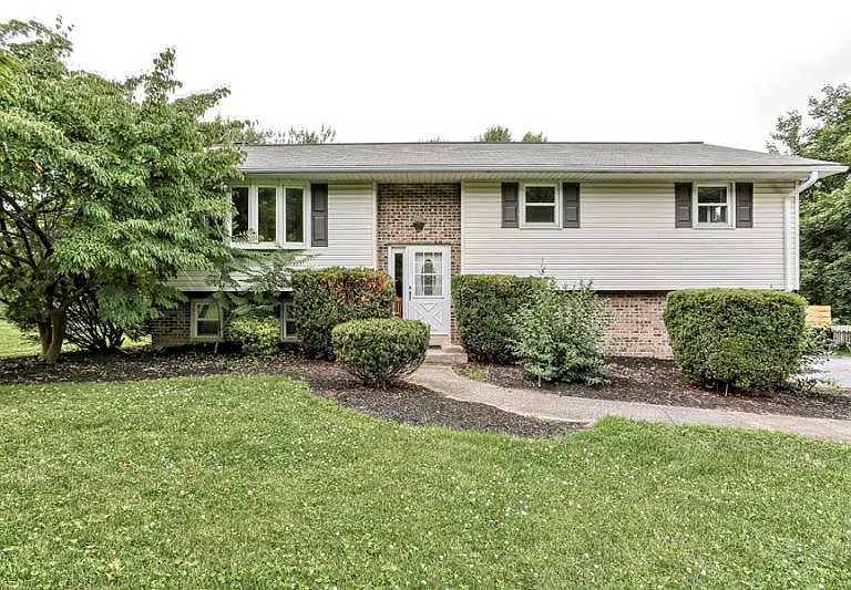 668 Sand Hill Rd — Photo 1
