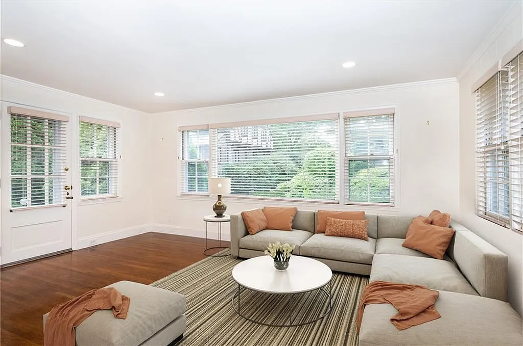 4 bed, 4.5 bath, 3664 sqft, $11,000 — Photo 4