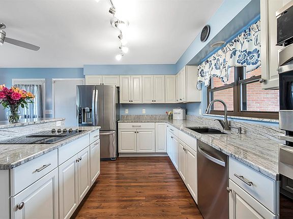 5th image of 216 Mikkelsen Dr