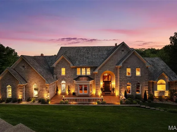 230 Saint Andrews Dr, Saint Albans, MO 63073